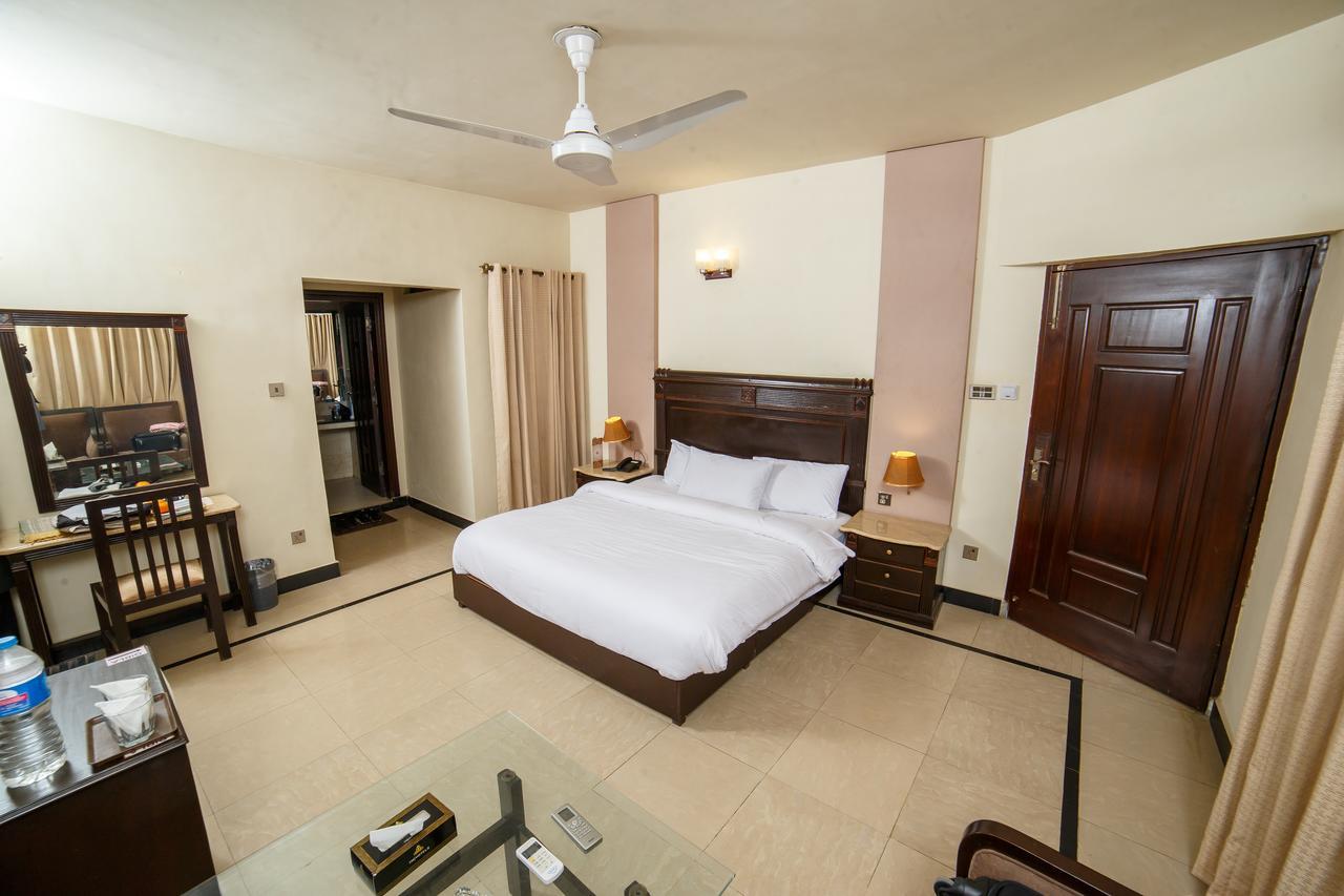 Shelton Accommodator Peshawar Esterno foto
