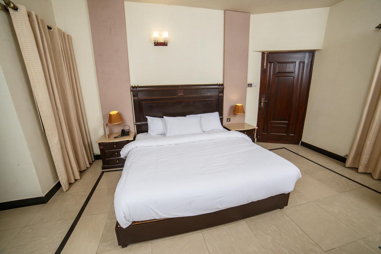 Shelton Accommodator Peshawar Esterno foto
